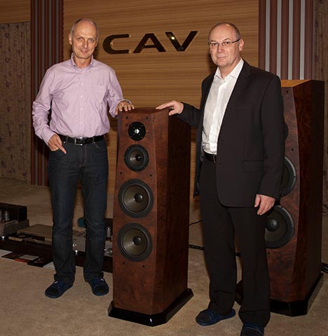 2011年德国(伊顿)总裁 Reiner Kroener 与 首席工程师 Philipp Vavron 调音CAV DX-7