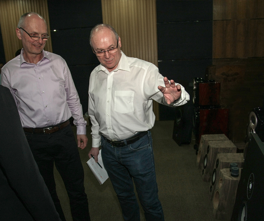 ETON 总裁 Reiner Kroener、首席工程师 Philip Vavron 参与CAV产品 IW12嵌入式音箱调试