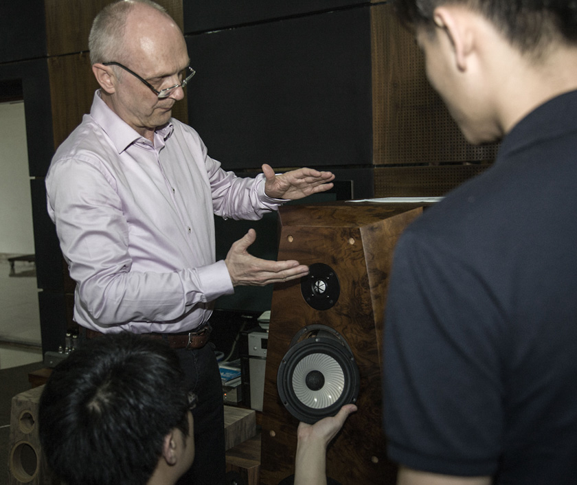 ETON首席工程师 Philip Vavron与CAV技术人员对全新升级DX-8N音箱进行调试工作