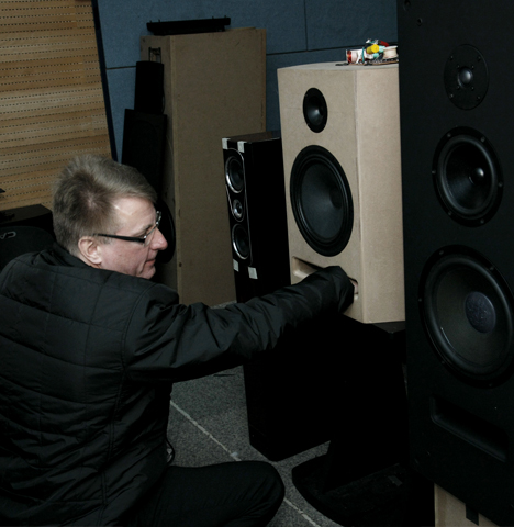 2014年丹麦Scan-Speak全球产品经理 Jann U.Evers先生 参与CAV 壁挂音箱开发设计、调试